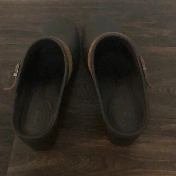 CROCS Women's Sarah Suede Buckle Slip on Mules Clogs  heels Brown Women … - Picture 5 of 10